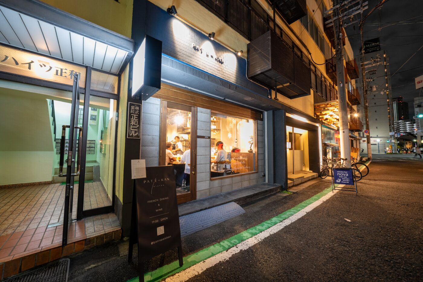 夜の外観